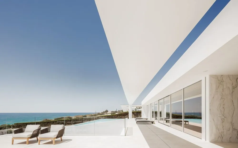 Terraza de una villa de obra nueva junto al Atlántico, Portugal